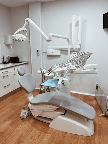 Gabinete de la clínica, con el sillón dental y el equipo